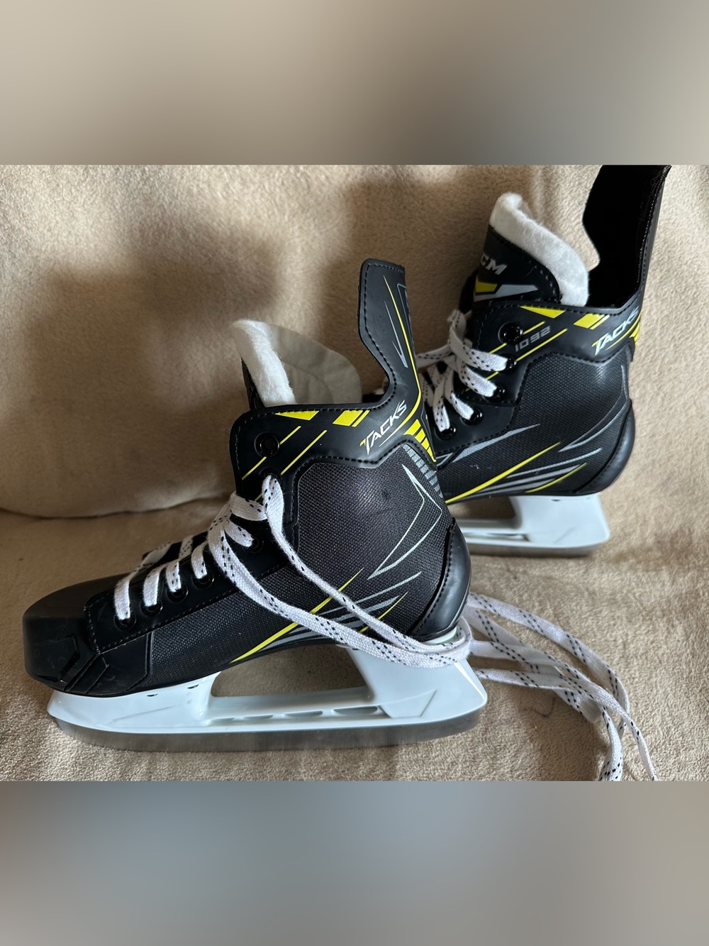 CCM Tacks 1092 Youth/Senior Hockey Skates Size 5 Ice Skates Winter Pond Skates